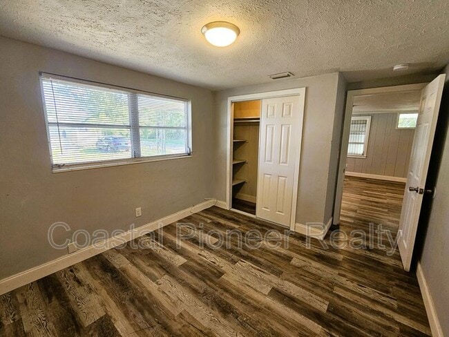 Building Photo - 501 25th Ave W