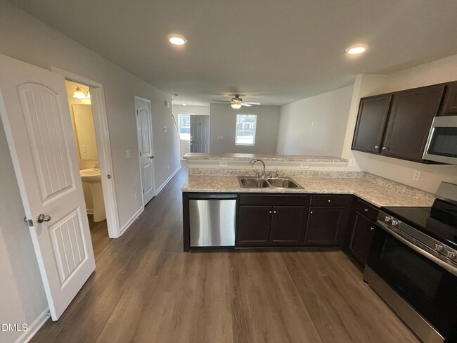 Building Photo - 1028 Peony Ln