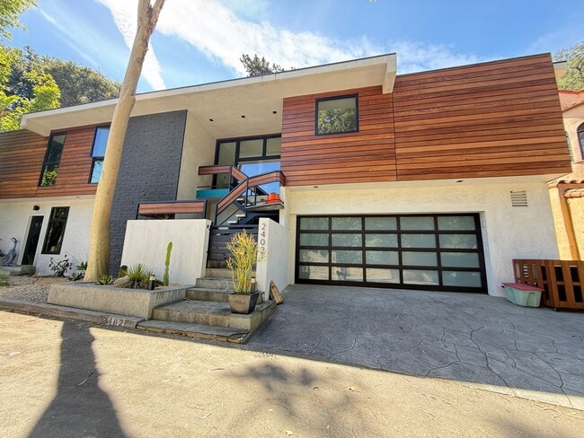 Building Photo - Mid-Century Modern 3-Bedroom Home with Pri...