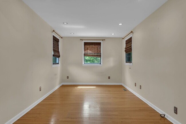 Building Photo - "Charming 3-Bedroom Haven with Gleaming Hardwood Floors in Vibrant Nashville Neighborhood!"