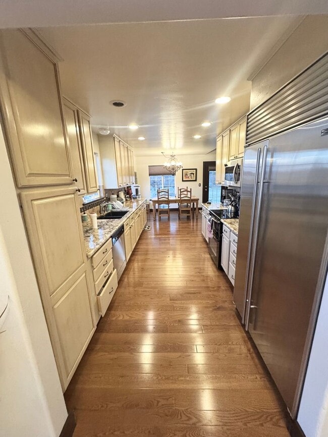 Building Photo - Charming 5 Bedroom One Story