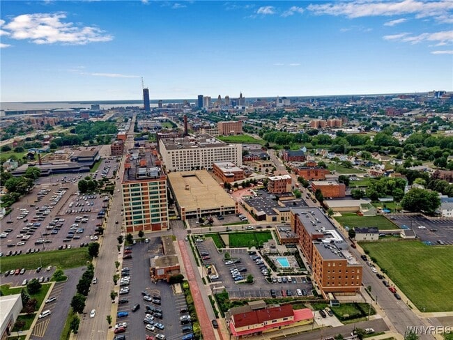 Building Photo - 140 Seymour St