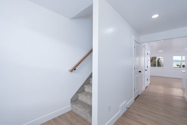 Building Photo - Spacious & Comfortable Home in Quiet Vernal Neighborhood