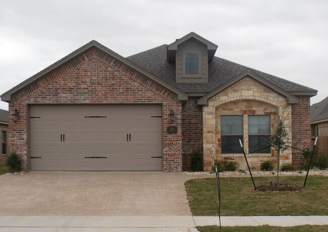 4 Bedroom Single Family Home: Available Now! - 4 Bedroom Single Family Home:  Available Now!