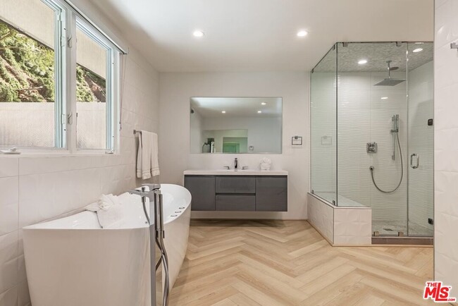 Building Photo - 502 Evelyn Pl