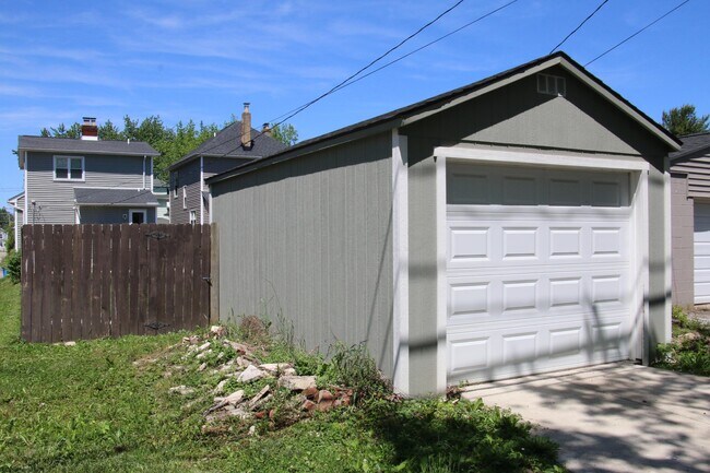 Building Photo - 723 Siebert St