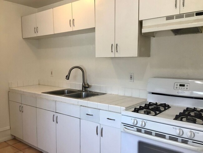Building Photo - 1BD 1BA Point Loma Apartment - Hardwood Fl...