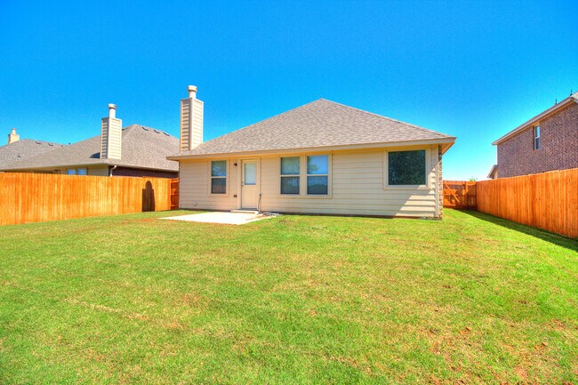Building Photo - 4 Bedrooms/2 Baths in Falling Springs Addition - Deer Creek Schools - Community Pool