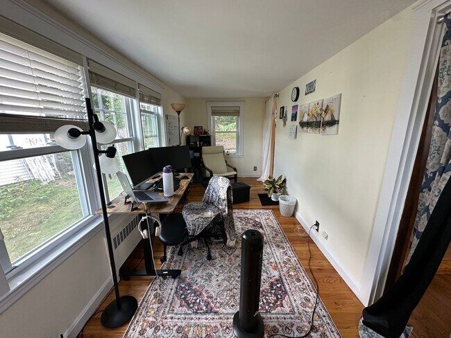 Building Photo - 3 Bed/1.5 Bath - Backyard - Off-Street Parking - Oak Square
