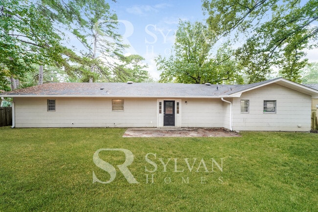 Building Photo - Fall in love with this beautiful 3BR 1BA home
