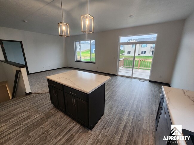 Building Photo - 300 S Willow Spring Dr