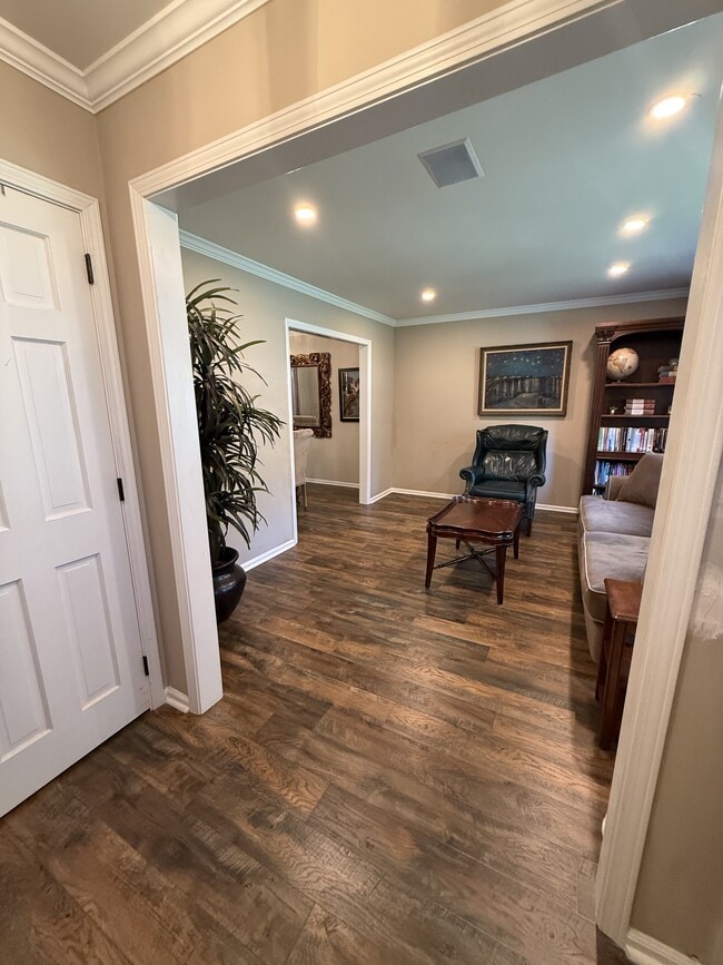 Building Photo - 989 Colonial Dr