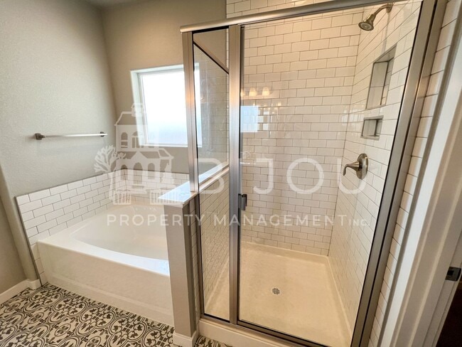 Building Photo - Grand Overlook to the Mountains!