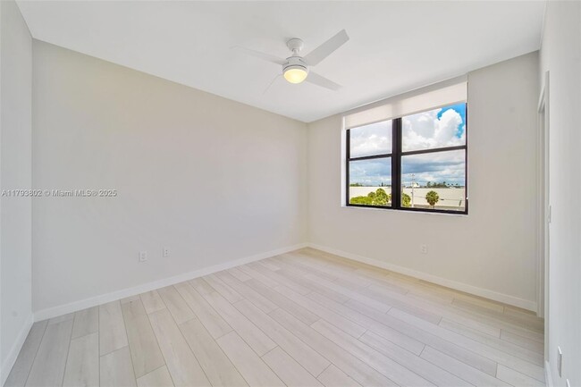 Building Photo - 555 NE 8th St