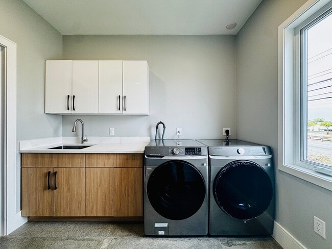 Building Photo - 12 Linden St