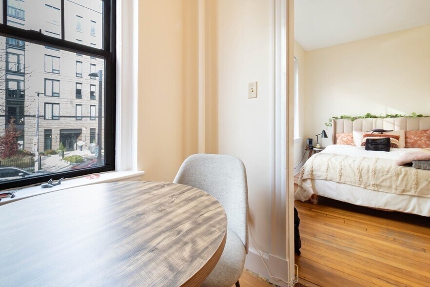 Building Photo - 70 Queensberry St