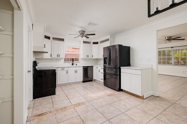 Building Photo - Charming single-family home nestled in des...