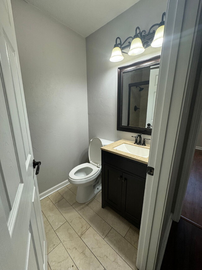Building Photo - 3BR/2.5BA Off Lake Braford