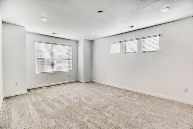 Building Photo - 3 Bedroom 3 Bath Home in Thornton Available Now!!