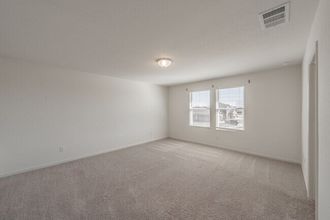 Building Photo - Like new 4 bedroom 2.5 bath in Villages of...