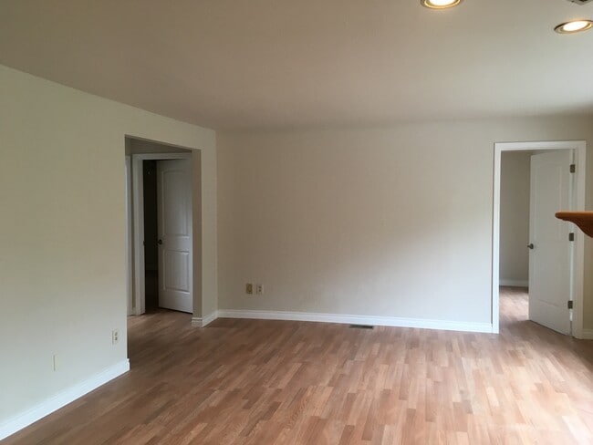 Building Photo - Charming 2 Bedroom 1 Bath Home