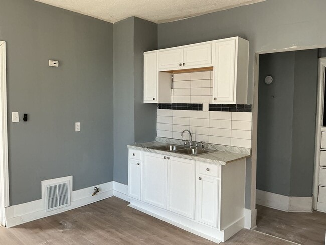 Primary Photo - 218-220 E Hadley St