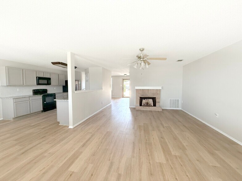 Open concept - looking to front entry. - 1419 Windy Meadows Dr