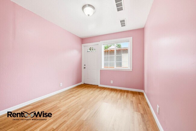 Building Photo - 657 Hurlingame Ave