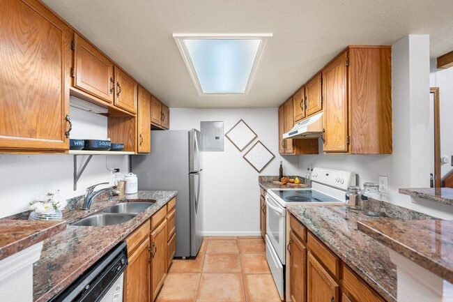 Building Photo - Bright and Spacious 2-Bedroom Condo + Loft...
