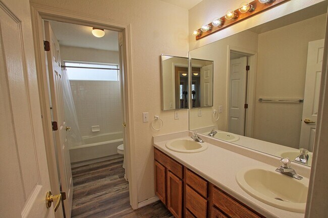Building Photo - 1319 Iris Cir