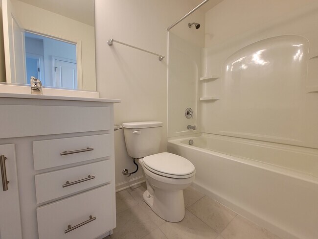 Building Photo - 1270 Lakepointe Dr