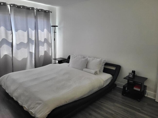 Building Photo - 550 Bayshore Dr