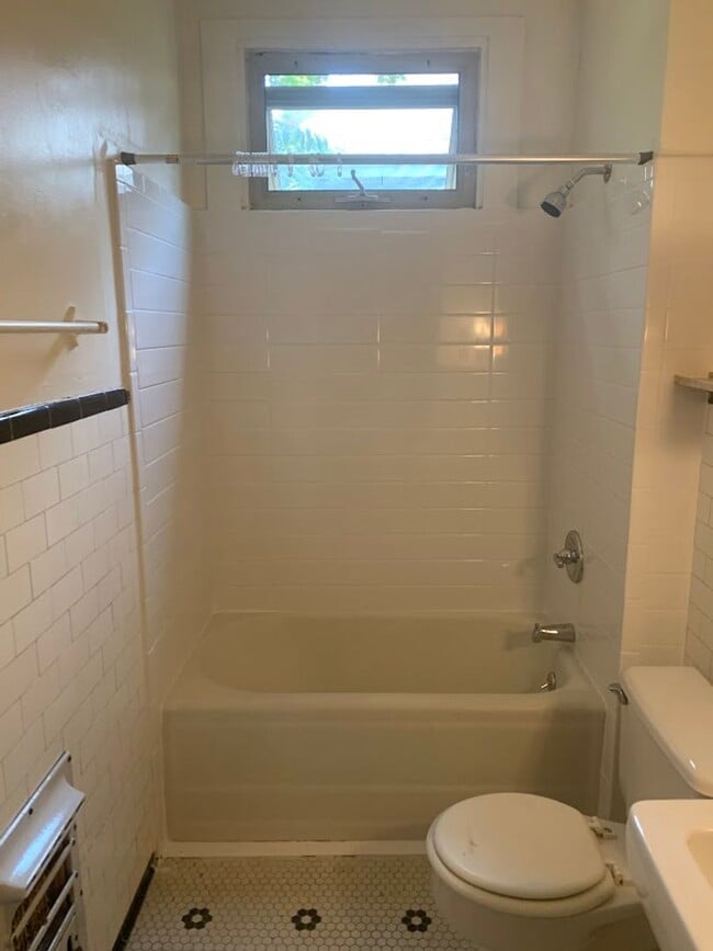 Building Photo - 5542 Fair Oaks St