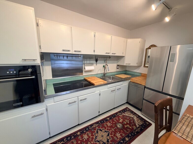 Building Photo - 25 Meacham St