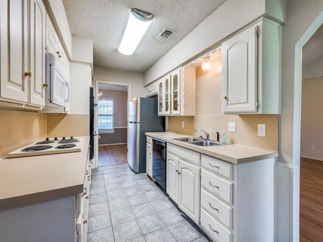 Building Photo - 2121 Northglen Dr