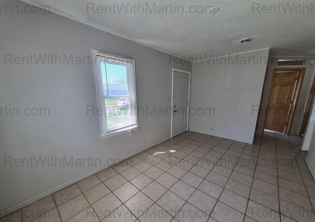 Building Photo - FOR RENT- 2 bedrooms on Ackermant! Pets Ok!