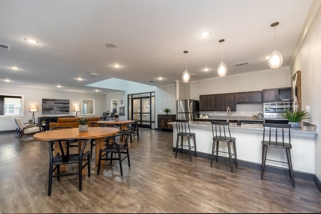 Building Photo - 823 N Ardenwood Dr