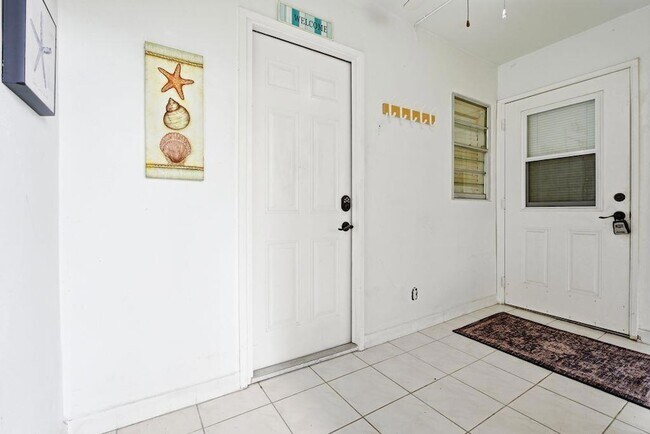 Building Photo - 1401 N 12th Ct