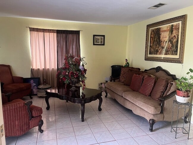 Building Photo - Enchanting Delano property just minutes fr...