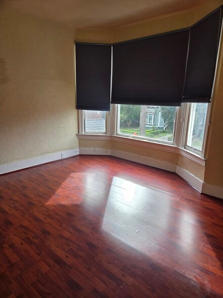 Accommodate 2 people - 468 S 6th St