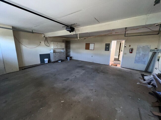Building Photo - Townhome