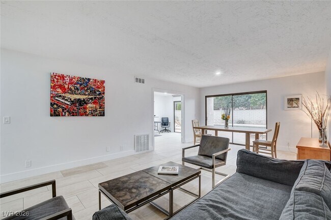 Building Photo - 945 Vegas Valley Dr