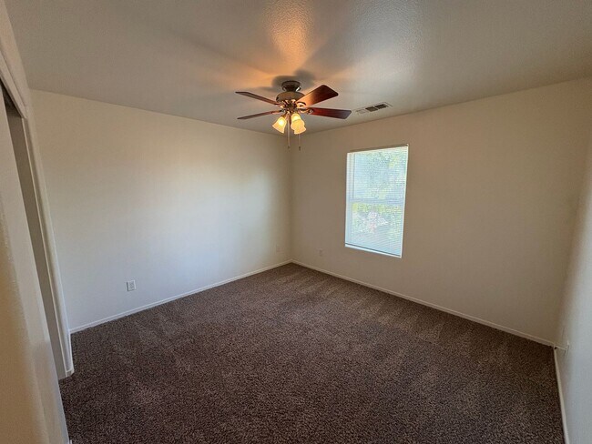 Building Photo - Beautiful home Ready to move in.