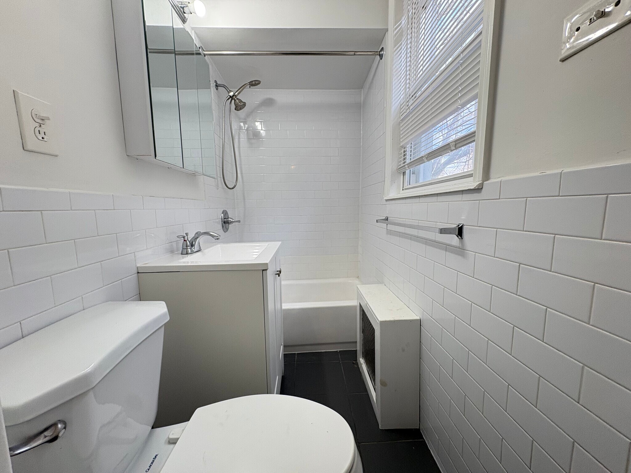 Building Photo - 400 Woodlawn Ave