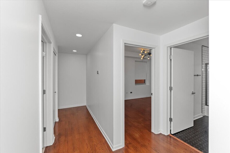 Building Photo - 744 W Fullerton Pkwy