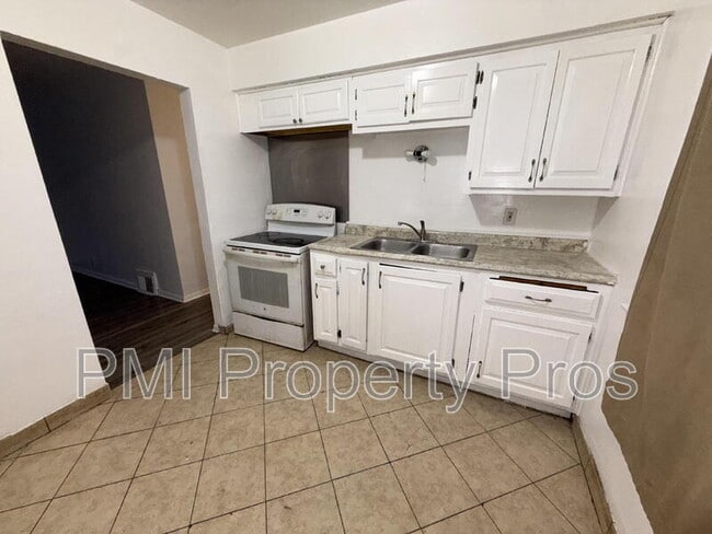 Building Photo - 5656 N 61st St