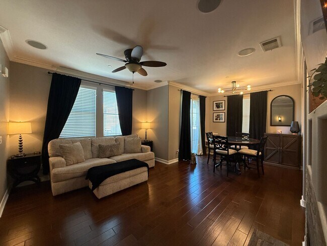 Building Photo - Tri-level 3-bedroom 3-bathroom townhouse located in Chula Vista, CA