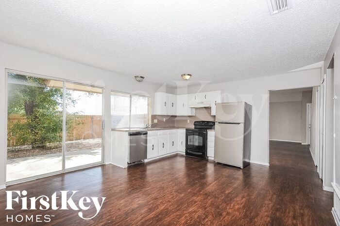 Building Photo - 2113 Deerfield Dr