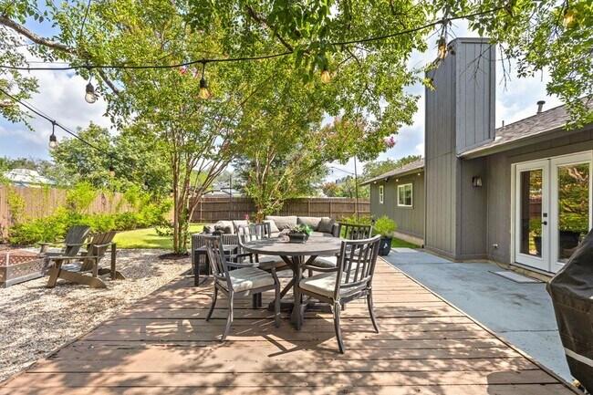 Building Photo - 8000 Treehouse Ln