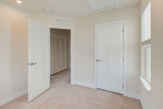Building Photo - Like New End Unit Townhome, 3 Bed 2.5 Bath